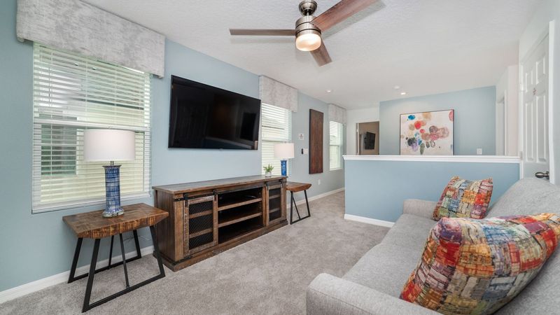 Loft (Angle)
65" Smart TV