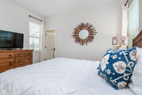 Master King Bedroom 1 (Angle)
43" TV