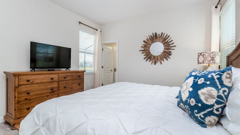 Master King Bedroom 1 (Angle)
43" TV