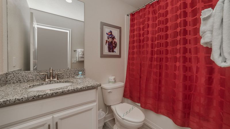 Hall Bathroom 5 Upstairs
Tub/Shower Combo