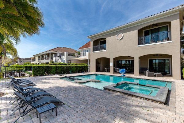 Sunbath in one of the ledge loungers