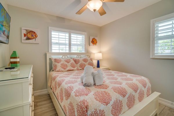 Bedroom 2 - Queen Bed