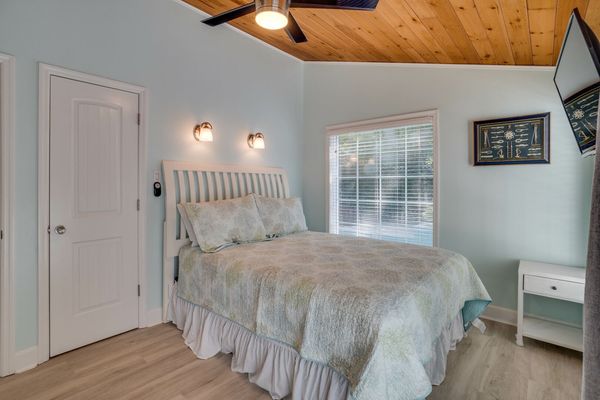 Bedroom 3 - Queen Bed