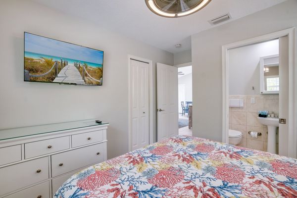 Bedroom 2 - Queen Bed