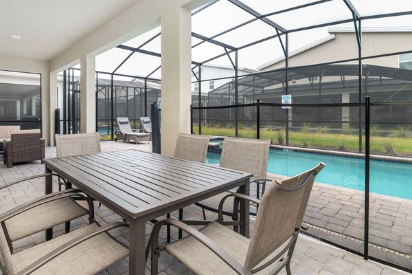 Patio Dining
Pool Faces North