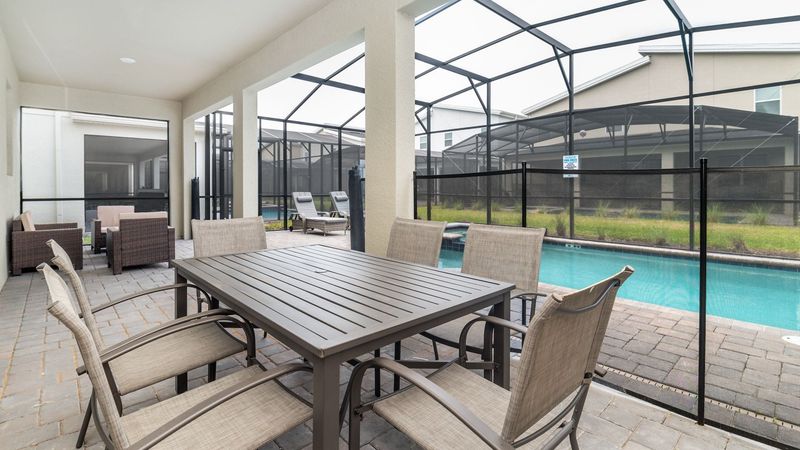 Patio Dining
Pool Faces North
