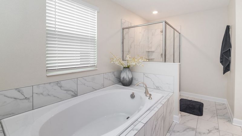 Master King Bathroom 1 (Angle)
TUB & SHOWER