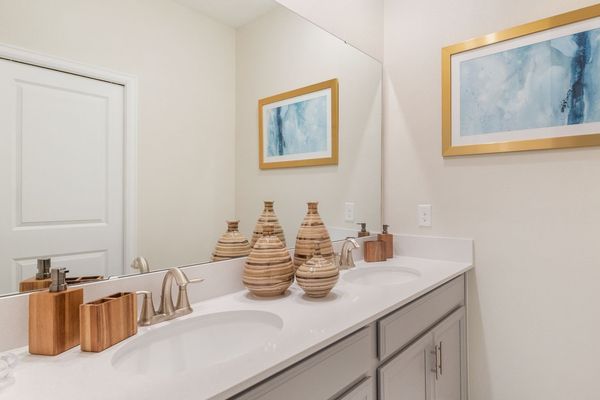 King Suite Bathroom 2 Downstairs
SHOWER