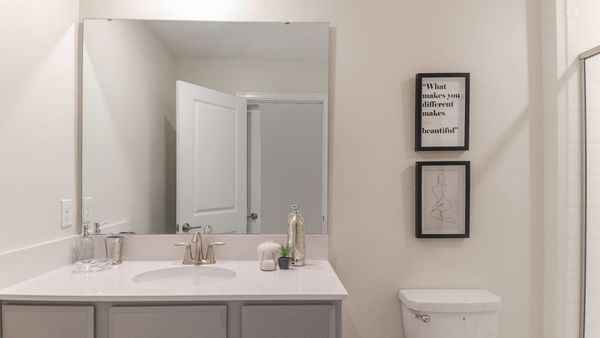 King Suite Bathroom 4 Upstairs
SHOWER