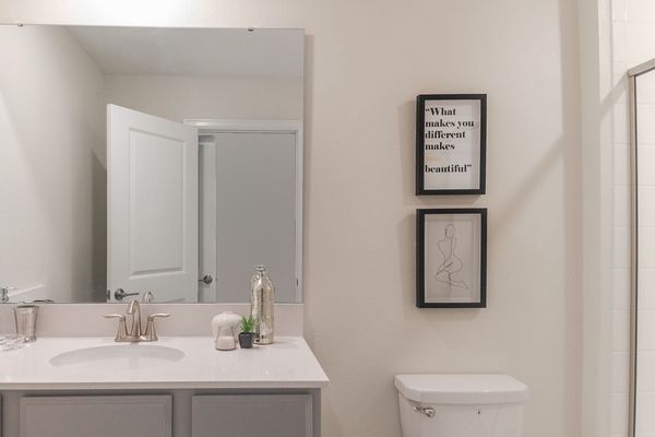 King Suite Bathroom 4 Upstairs
SHOWER