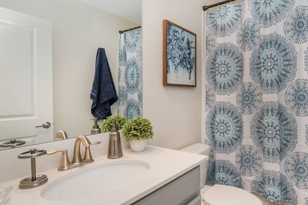 Hall Bathroom 5 Upstairs
TUB/SHOWER COMBO