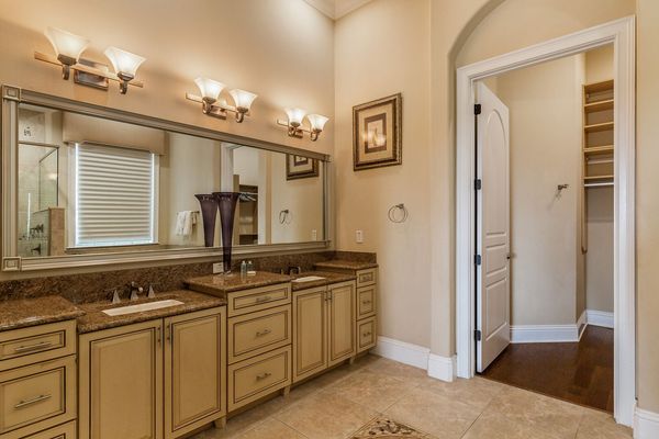 Ensuite bathroom with a walk-in closet to store your luggage