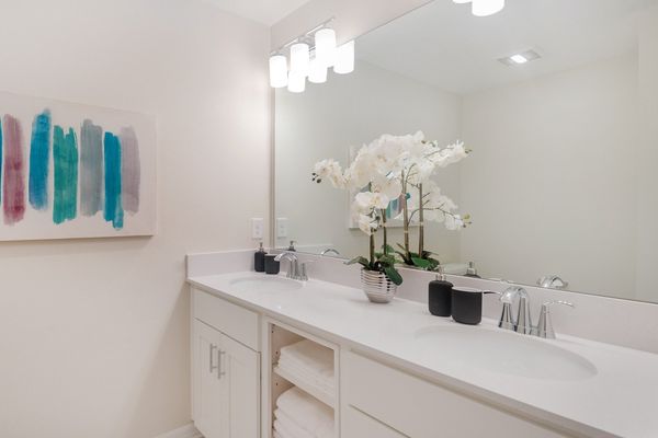 Hall Bathroom 2
Tub/Shower Combo