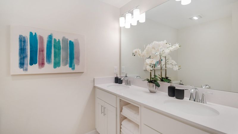 Hall Bathroom 2
Tub/Shower Combo
