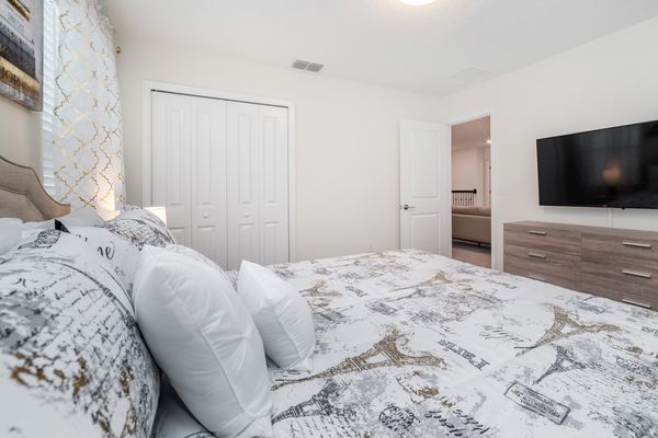 King Bedroom 4 (Angle)
50" Smart TV