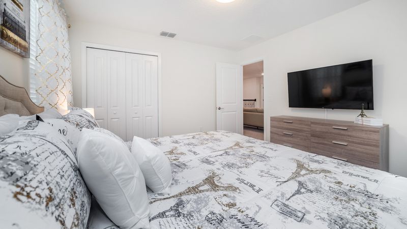 King Bedroom 4 (Angle)
50" Smart TV