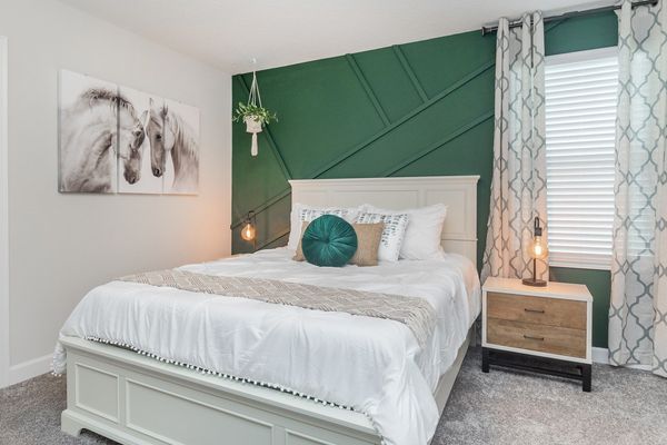 Queen Bedroom 5
Upstairs
Shared Bathroom