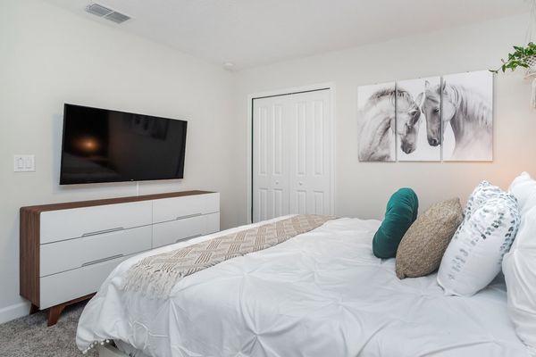 Queen Bedroom 5 (Angle)
50" Smart TV