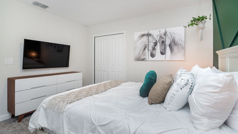 Queen Bedroom 5 (Angle)
50" Smart TV