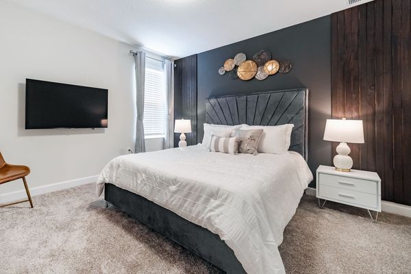 Queen Suite Bedroom 3 Upstairs
Shared Bathroom
50" Smart TV