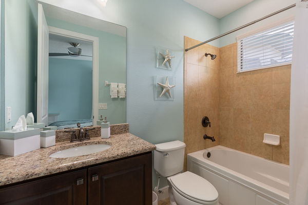 Ensuite bathroom with shower/tub combo