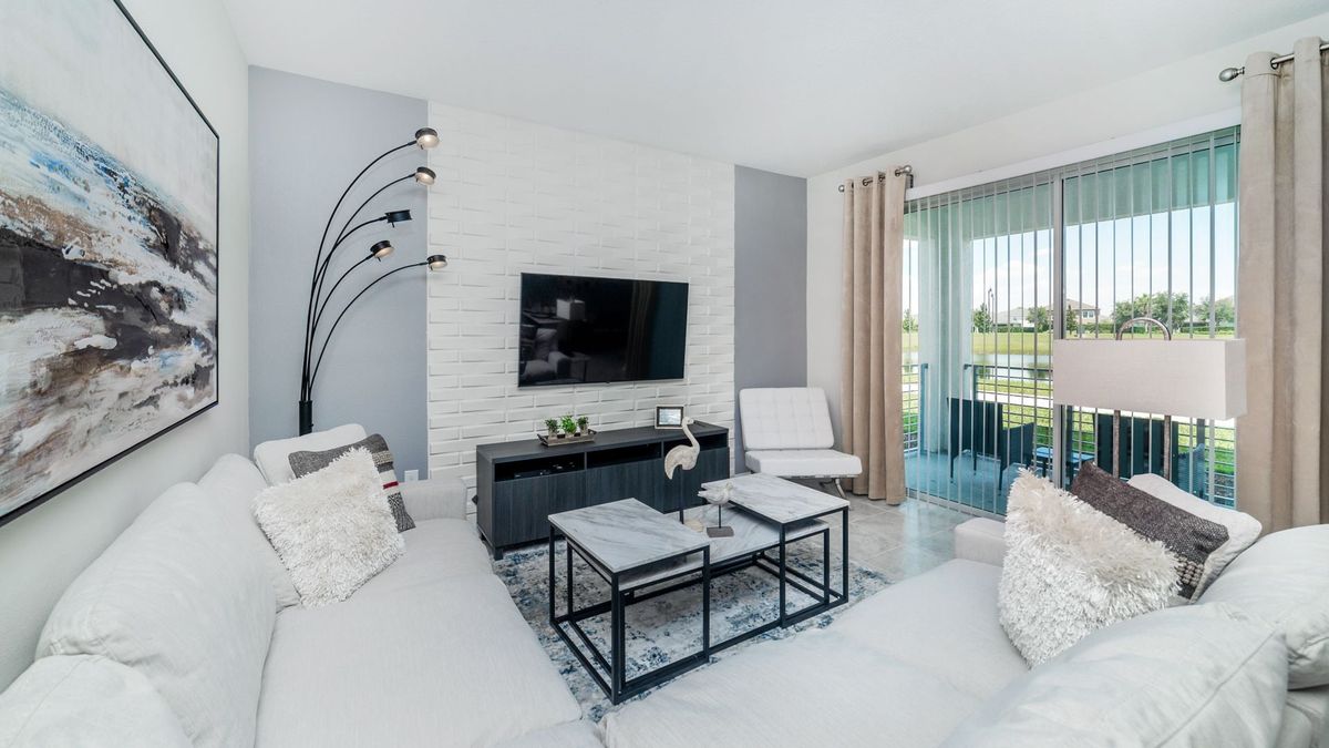 Living Room (Angle)
60" Smart TV Blu-Ray