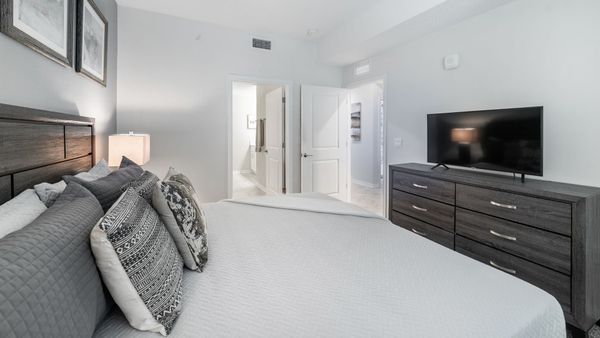 Master King Bedroom 1 (Angle)
40" Smart TV