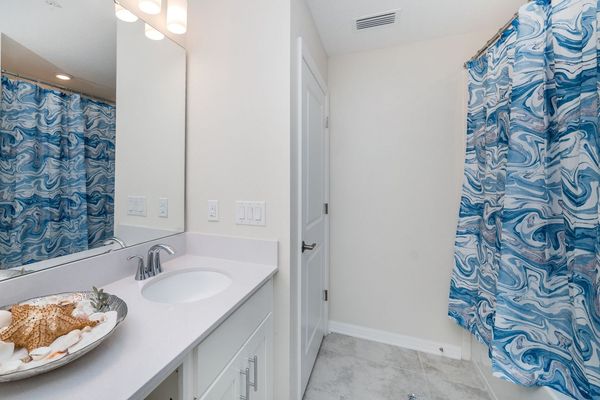 Hall Bathroom 2
Tub/Shower Combo