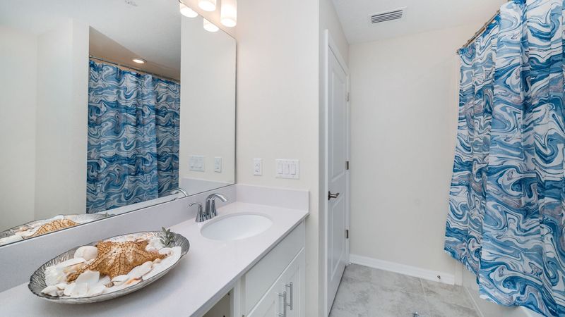 Hall Bathroom 2
Tub/Shower Combo
