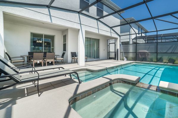 Spa/Pool
Pool faces South West