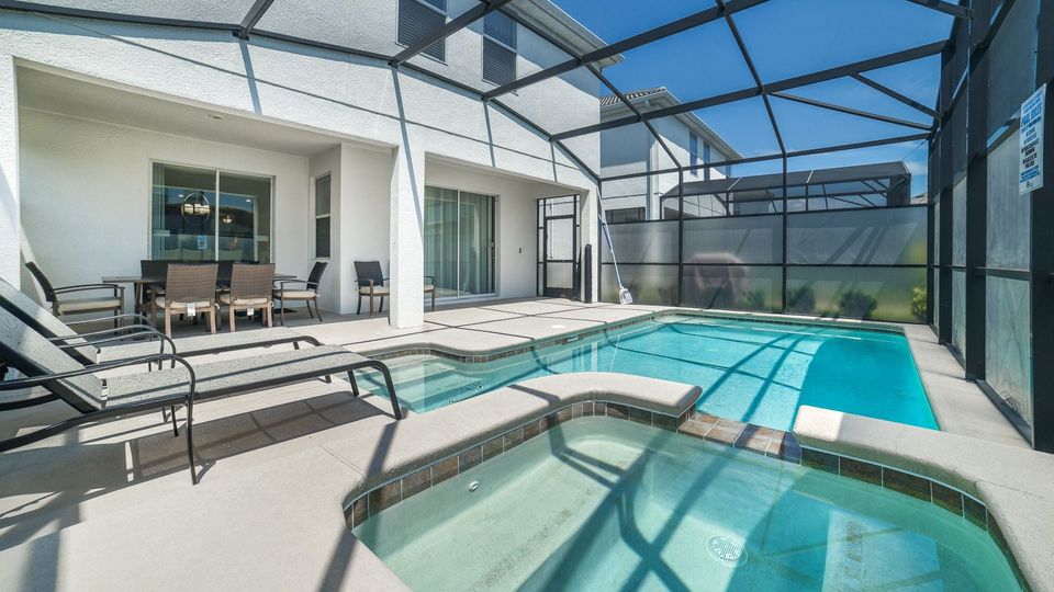Spa/Pool
Pool faces South West