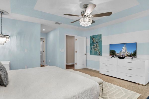 Master King Bedroom 1 
(Angle 2)
40" Smart TV