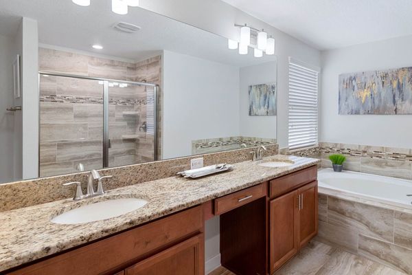 Master Bathroom 1 Upstairs
Tub/Shower Combo