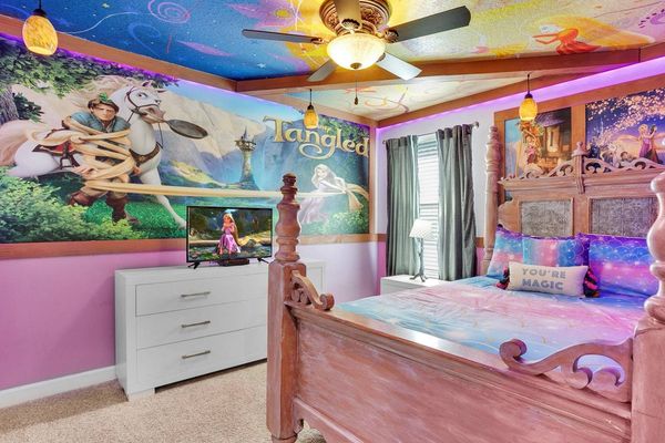 Queen Bedroom 4 (Angle)
32" TV