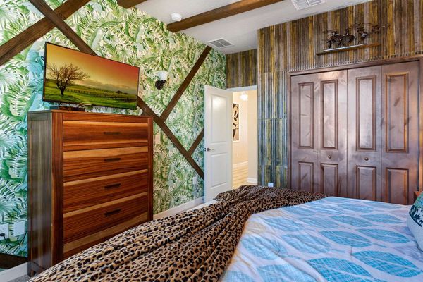 King Bedroom 6 Downstairs
40" TV