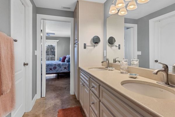 Master bedroom ensuite bathroom