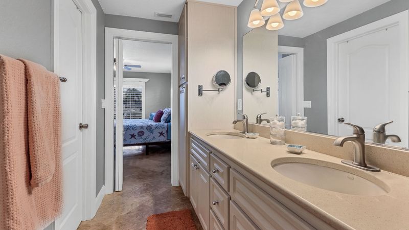 Master bedroom ensuite bathroom