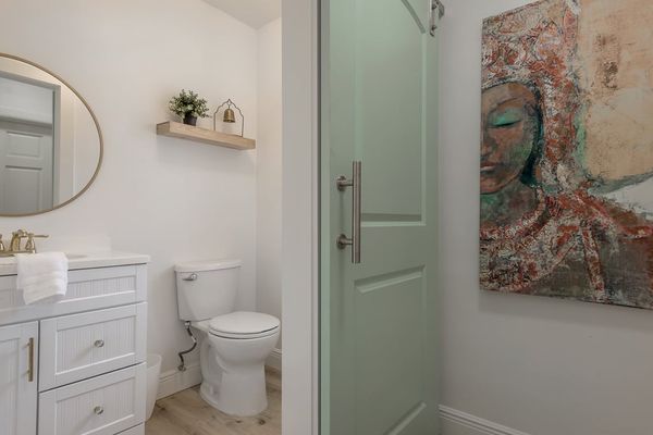 Half bathroom 3 of 3