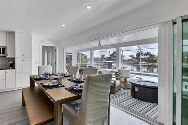Seating for 6 at the dining table overlooking the lanai
