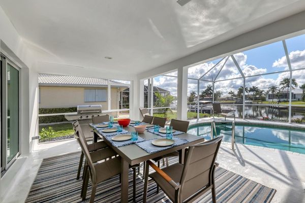 Seating for 8 for dining outside on the lanai