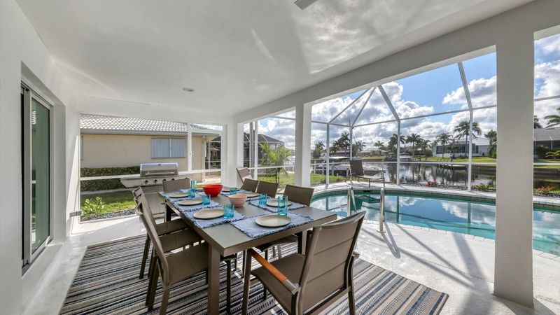 Seating for 8 for dining outside on the lanai
