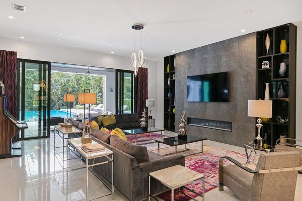 Disclaimer: Fireplace(s) not allowed for guest use, homeowner use only.