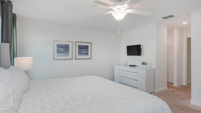 Master King Bedroom 1 (Angle)
32" TV