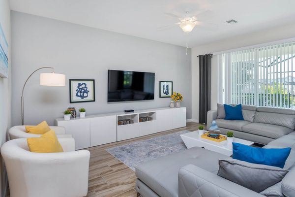 Living Room
65” smart TV