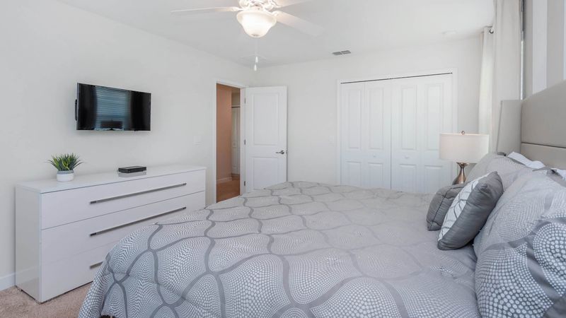 King Suite Bedroom 2 (Angle)
32" TV