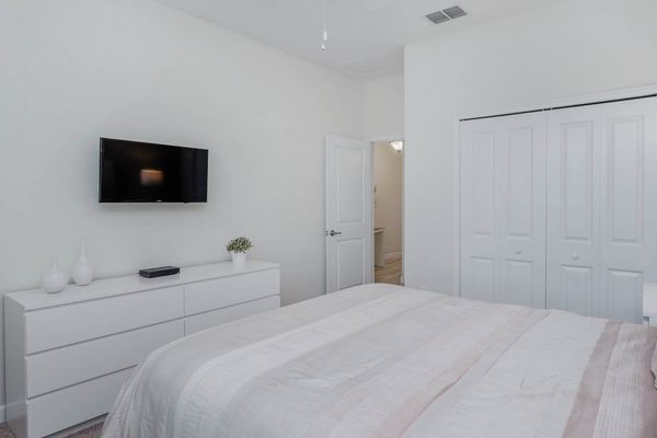 Queen Bedroom 6 (Angle)
32" TV