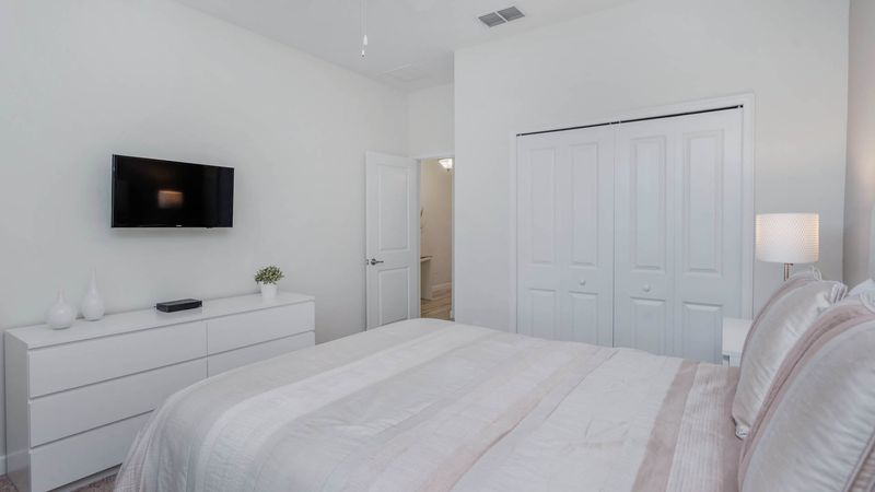 Queen Bedroom 6 (Angle)
32" TV