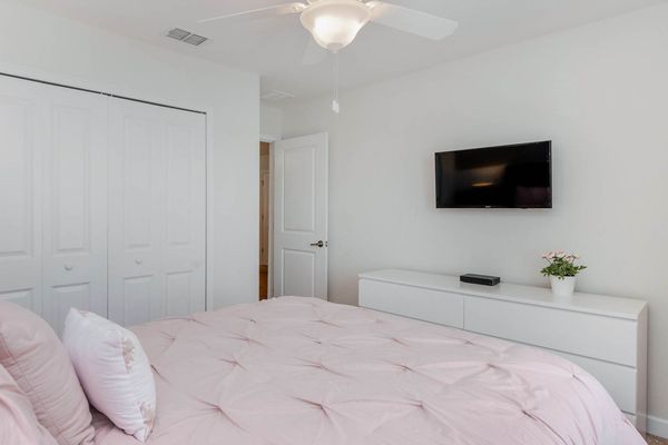 Queen Bedroom 5 Angle)
32” TV