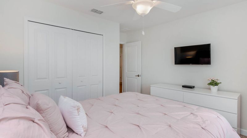 Queen Bedroom 5 Angle)
32” TV