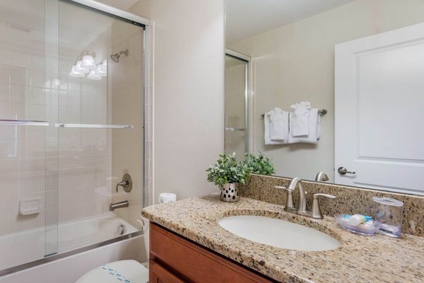 Hall Bathroom 4 Upstairs
Tub/Shower Combo